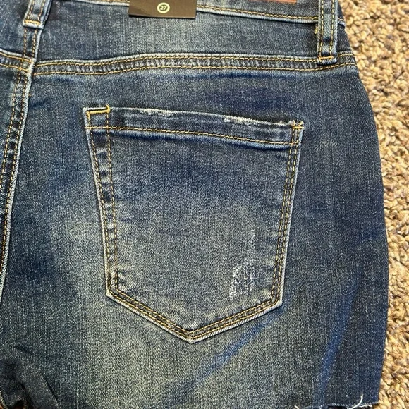 Blank NYC The Astor distressed denim Cutoff short - Picture 5 of 8